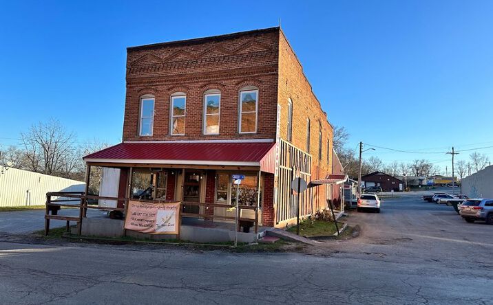 Pictures of Retail property located at 14 Court Sq, Alton, MO 65606 for sales - image #1