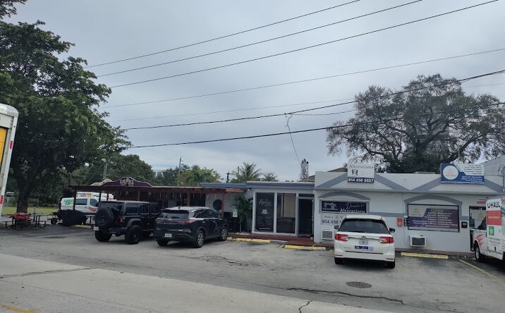 Pictures of Retail property located at 925 Old Federal Hwy, Hallandale Beach, FL 33009 for sales - image #1