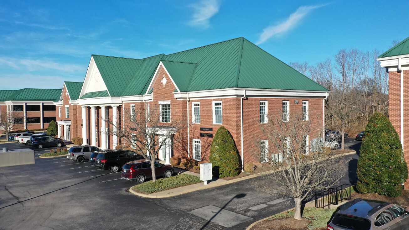 406 Blankenbaker Pkwy, Douglass Hills, KY 40243