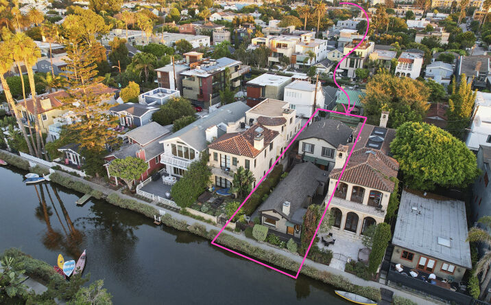 Pictures of Multifamily property located at 440 Howland Canal, Venice, CA 90291 for comps - image #1