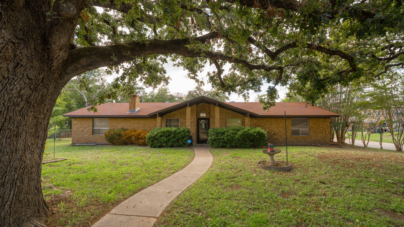 305 Yoakum St, Rockdale, TX 76567