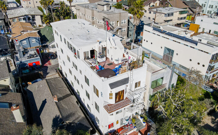 Pictures of Multifamily property located at 19 Wavecrest Ave, Los Angeles, CA 90291 for sales - image #1