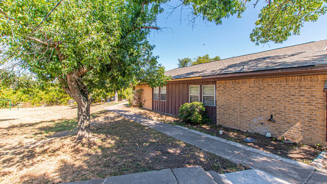 518 Cypress St, Lott, TX 76656