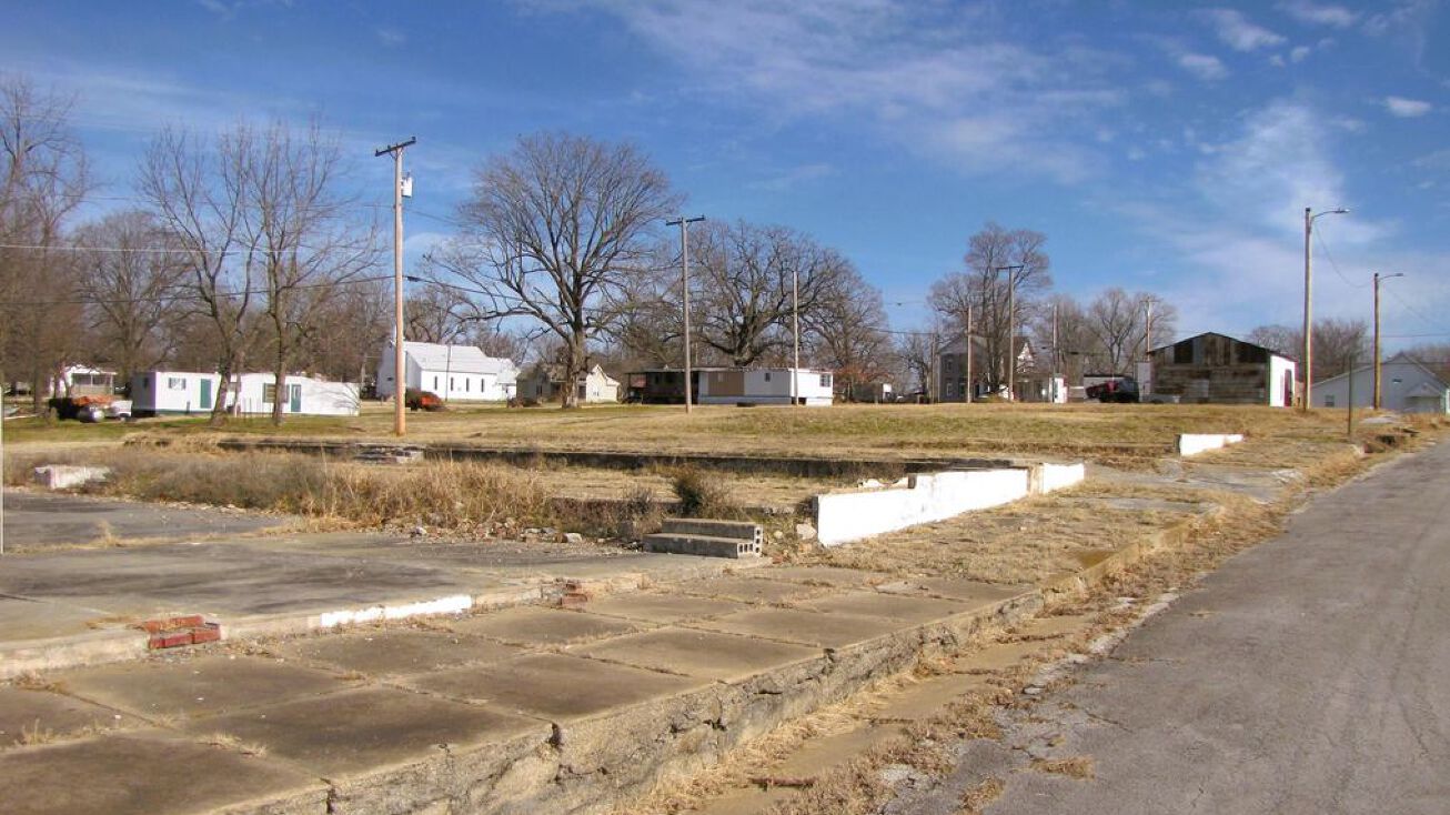 000 West Commercial Street, Everton, MO 65646