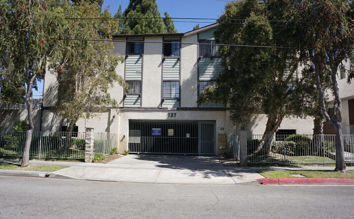 Pictures of Multifamily property located at 727 W Hyde Park, Inglewood, CA 90302 for comps - image #1