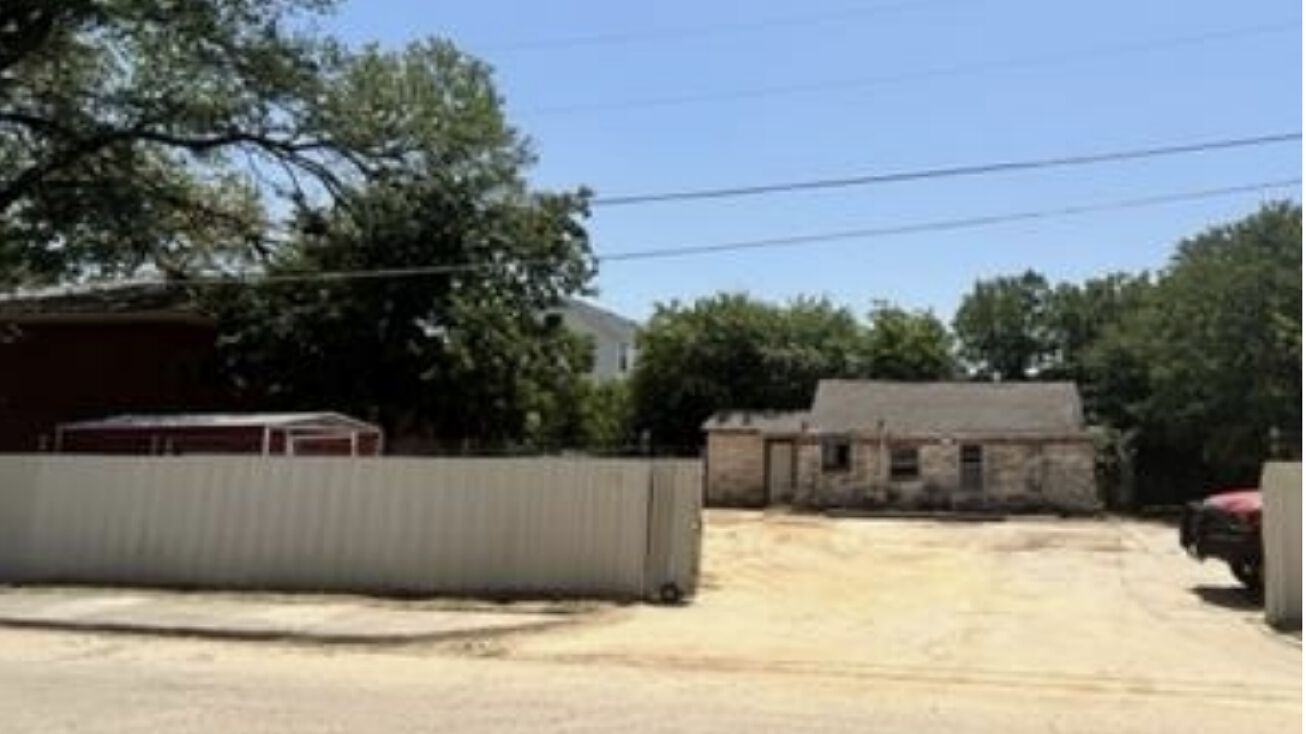 2100 S 12th St, Waco, TX 76706