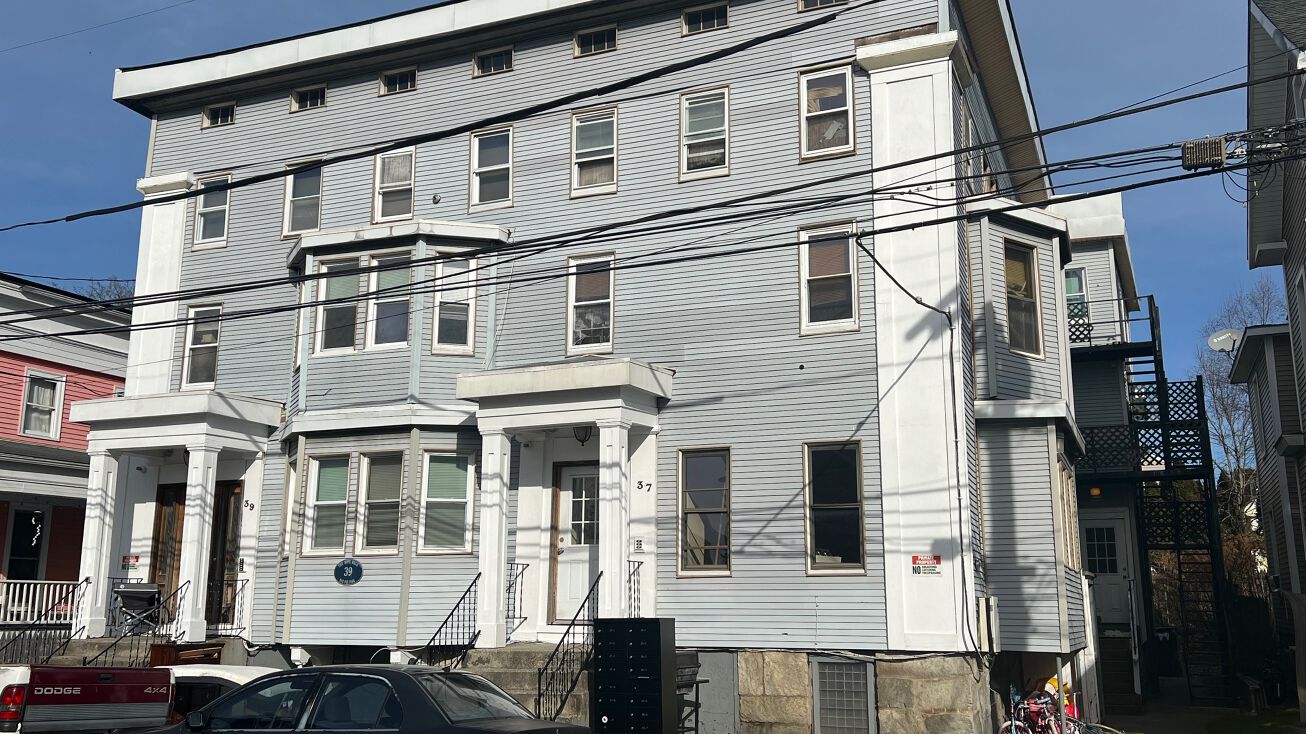 37 Tilley St, New London, CT 06320