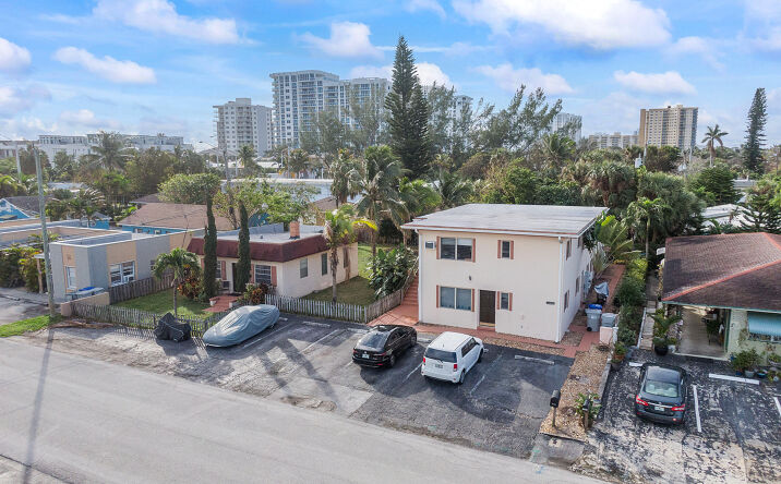 Pictures of Multifamily property located at 3312 SE 5th St, Pompano Beach, FL 33062 for comps - image #1