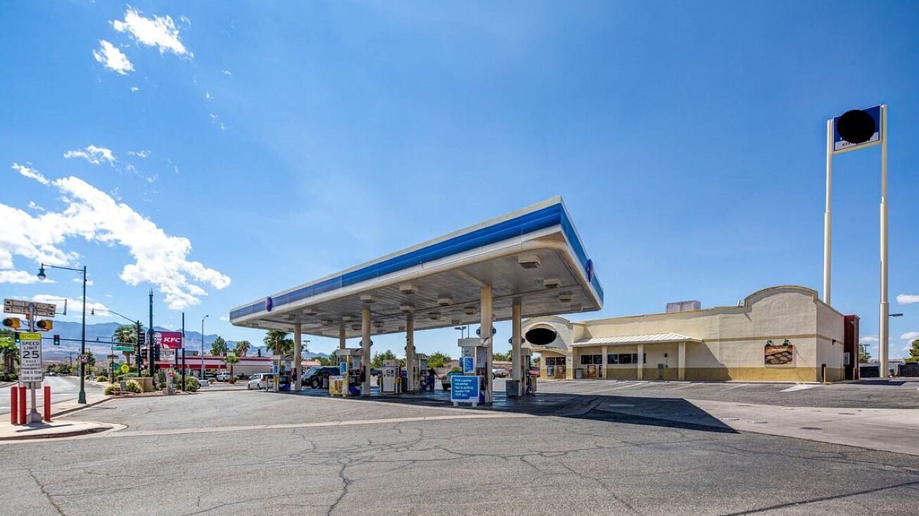 Pictures of Retail property located at 325 N Sandhill Blvd, Mesquite, NV 89027 for sales - image #1