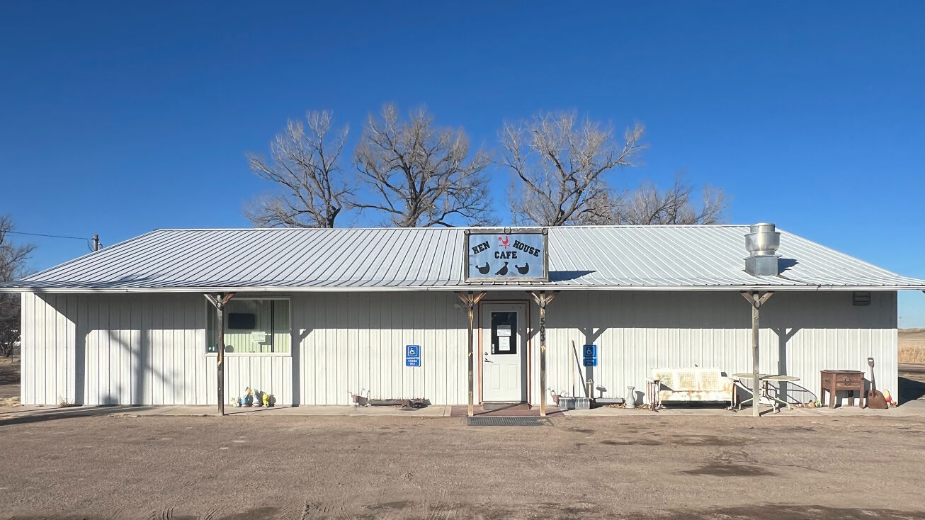 503 3rd St, Stapleton, NE 69163