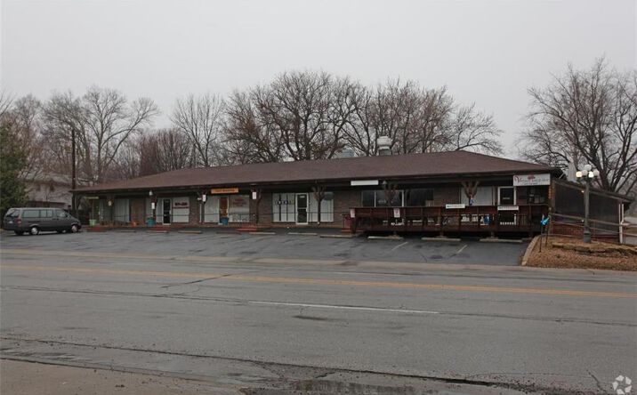 image of property at 12200 JOHNSON DR Shawnee KS 66216-1910