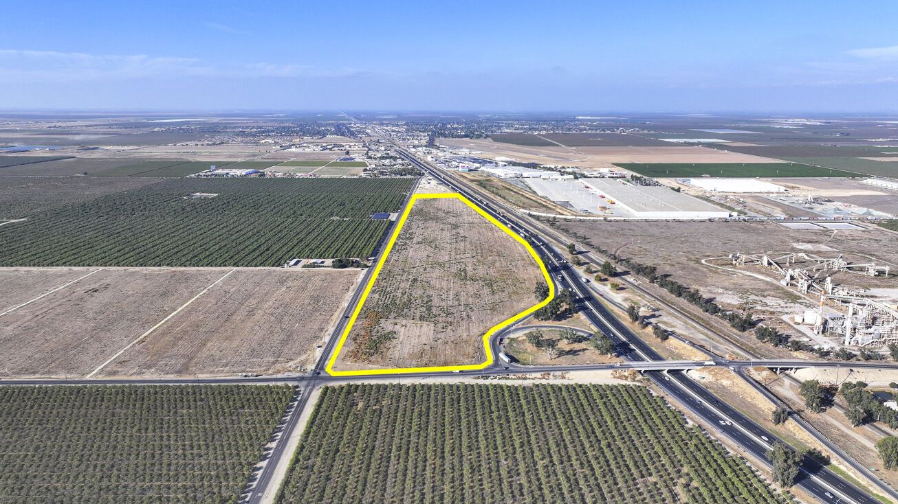 Pond Rd, Delano, CA 93215