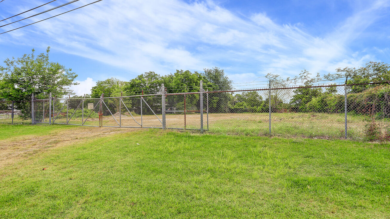 16526 Market St, Channelview, TX 77530