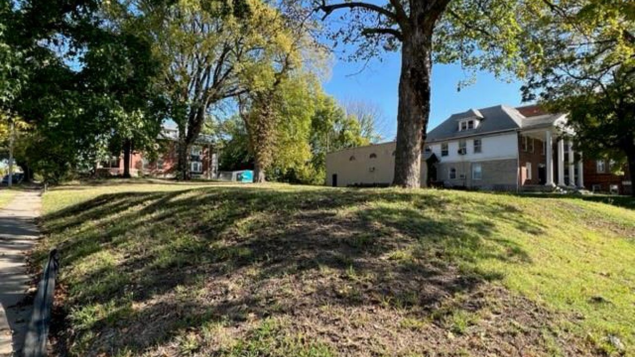 2700 E Linwood Boulevard, Kansas City, MO 64128