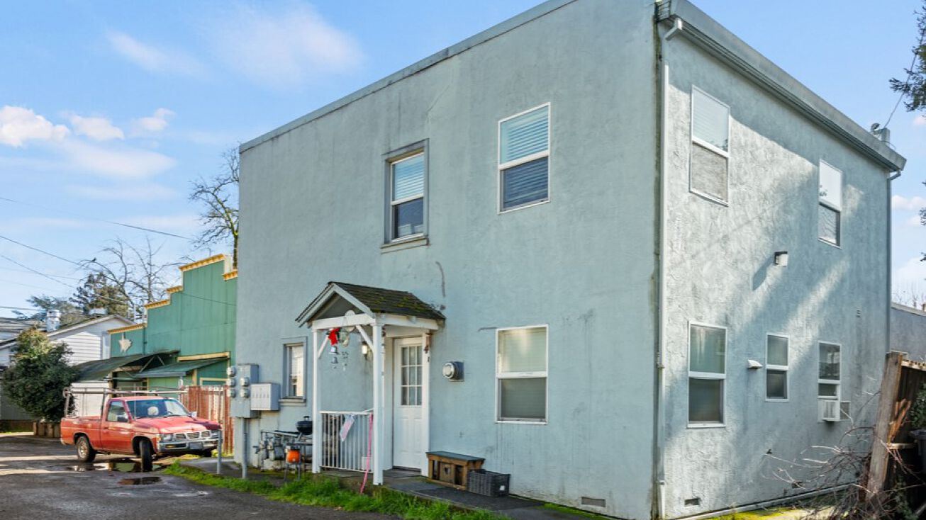 39 W Van Ln, Willits, CA 95490