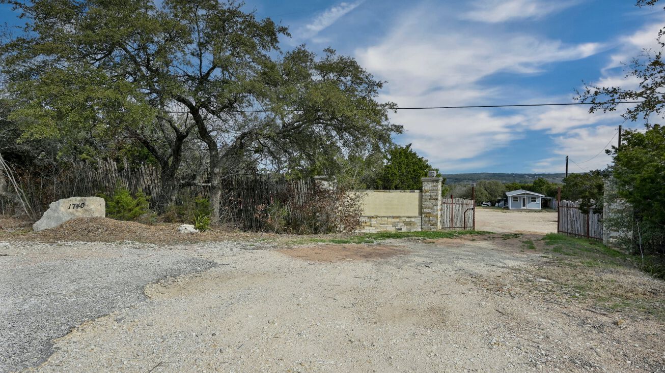 1740 W Fitzhugh Rd, Dripping Springs, TX 78620