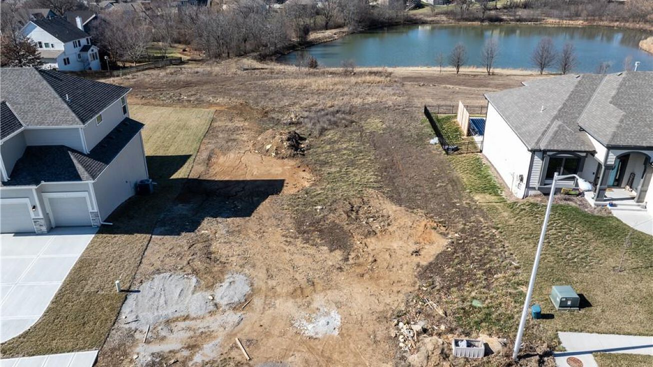 9736 N Laurel Avenue, Kansas City, MO 64157