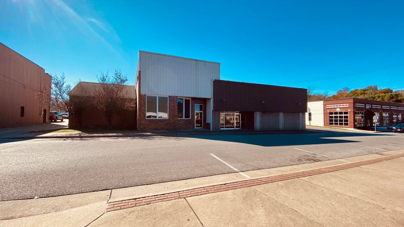 125 W Spring St, Neosho, MO 64850