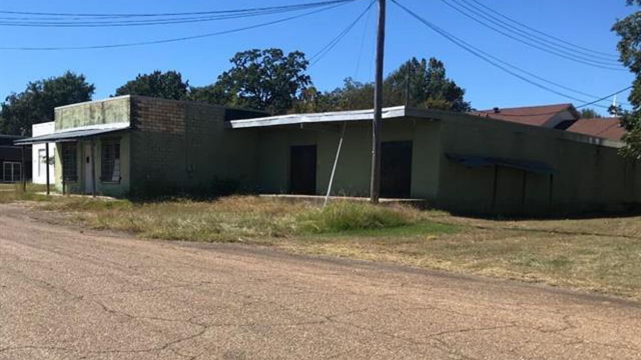 216 W 2nd St, Fordyce, AR 71742