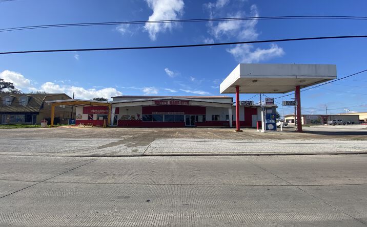 Pictures of Retail property located at 3945 Main Ave, Groves, TX 77619 for sales - image #1