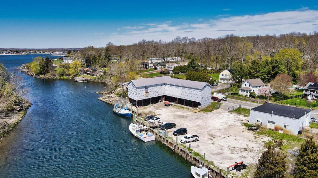 2139 MAIN RD MAIN Road, Tiverton, RI 02878