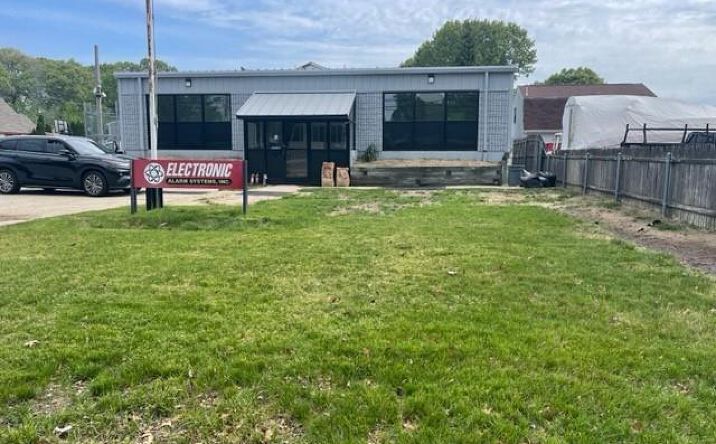 Pictures of Office, Business for Sale, Retail property located at 2525 West Shore Road, Warwick, RI 02889 for sales - image #1
