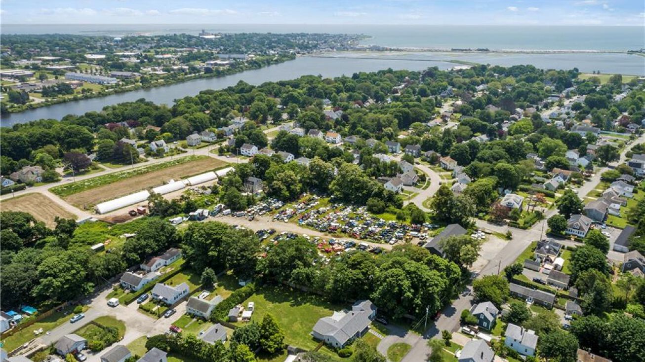 113 Fenner AV Fenner Avenue, Middletown, RI 02842