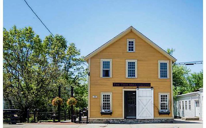 image of property at 3351 POST RD Warwick RI 02886-7146