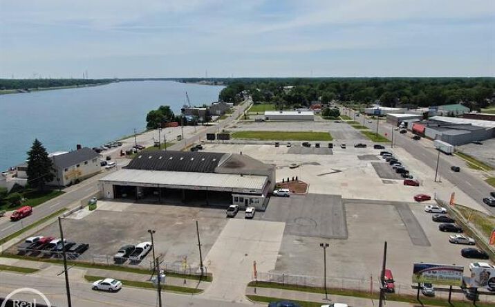 Pictures of Retail property located at 3519 Military St, Port Huron, MI 48060 for sales - image #1