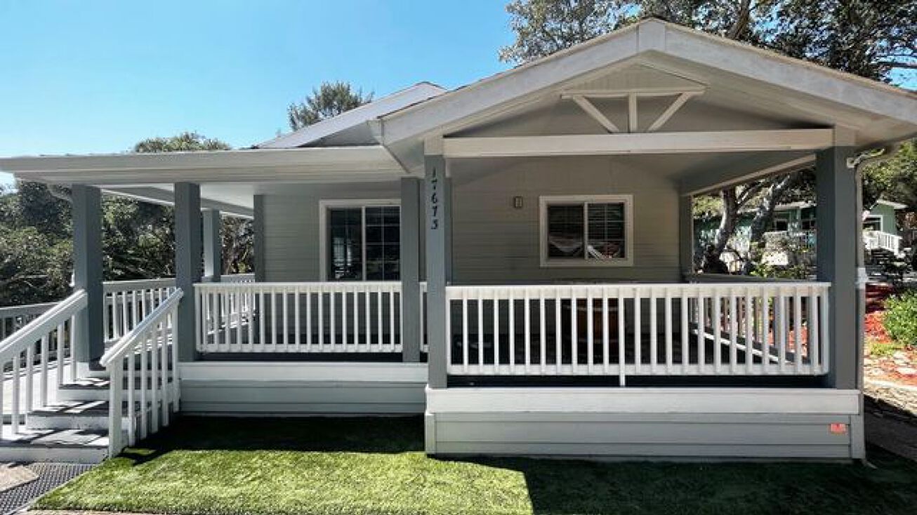 17555 Pond Derosa Ln, Salinas, CA 93907