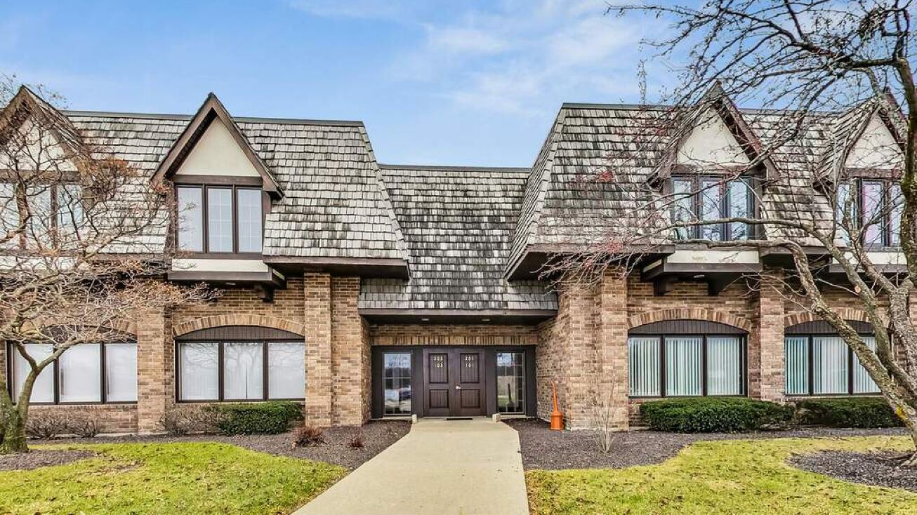 28085 Ashley Cir, Libertyville, IL 60048