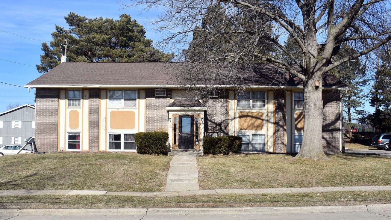 7511 Dennis Dr, Urbandale, IA 50322