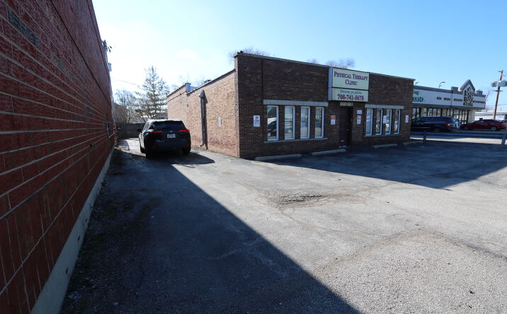 Pictures of Office property located at 6737 W 95th St, Oak Lawn, IL 60453 for sales - image #1