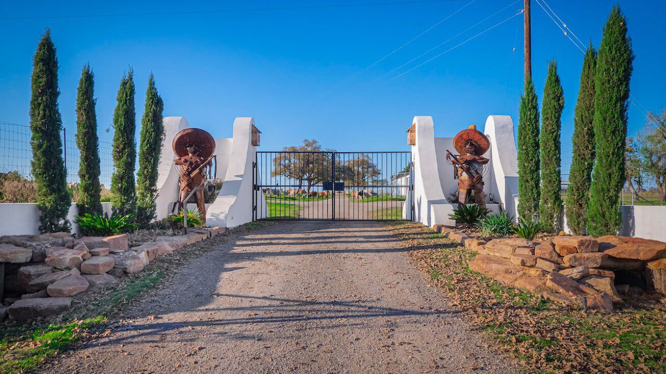 1892 County Rd 428, Stockdale, TX 78160