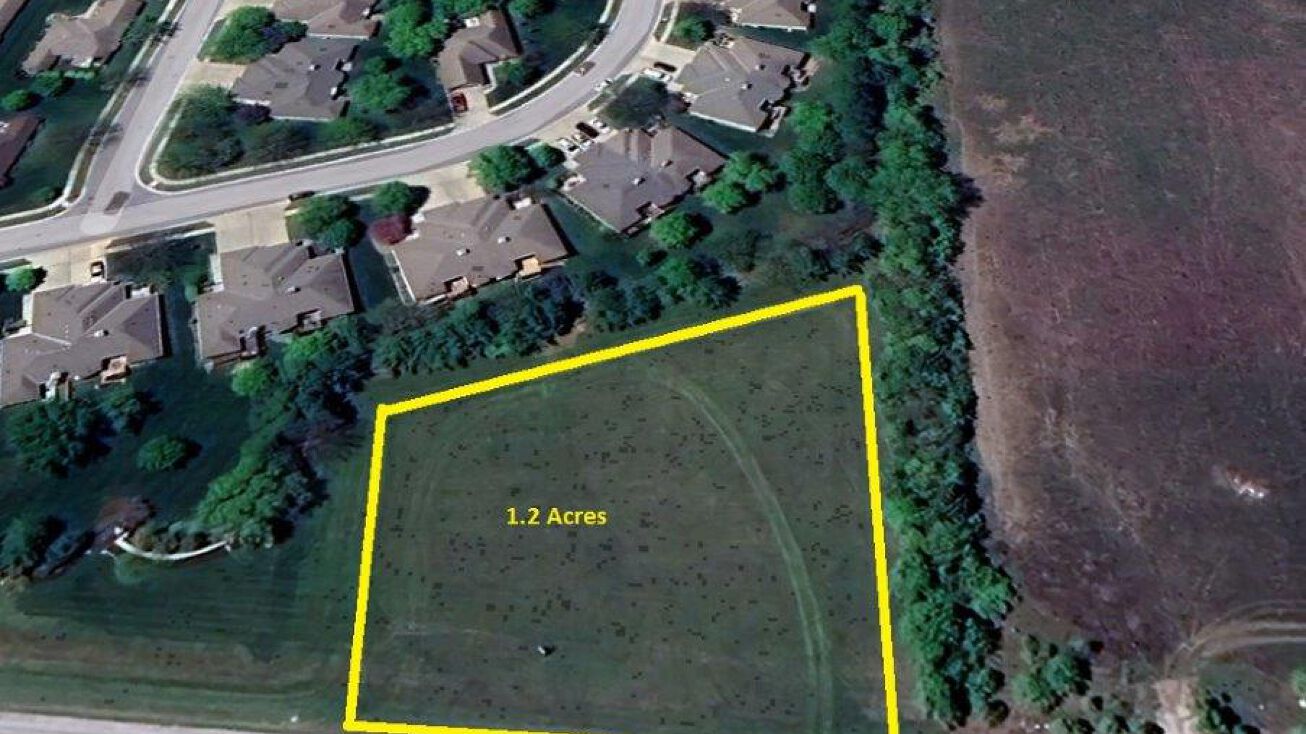 SW Raintree Dr, Lee's Summit, MO 64082