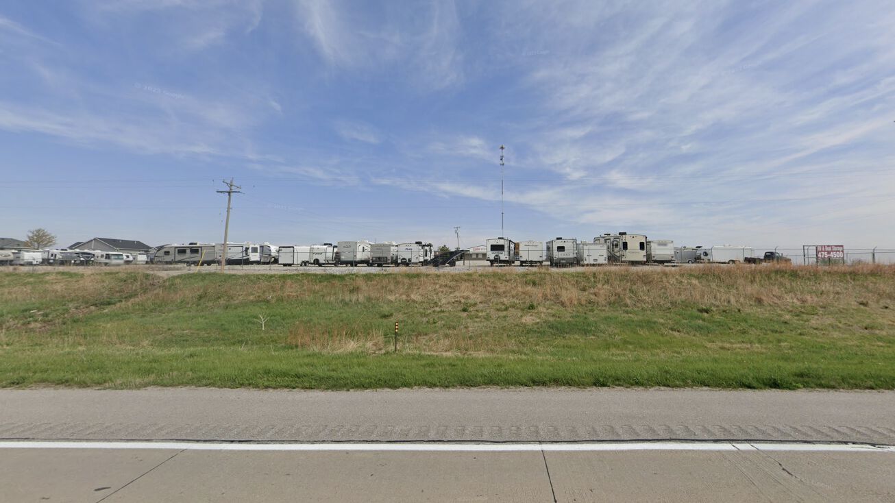 715 N 2nd Rd, Palmyra, NE 68418