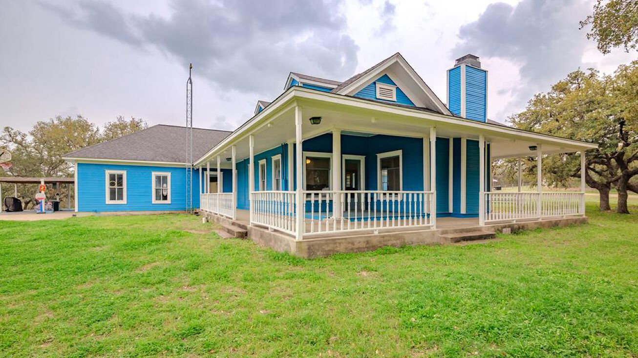 918 Scenic Loop Dr, Goliad, TX 77963