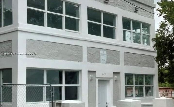 Pictures of Multifamily property located at 629 9th St, West Palm Beach, FL 33401 for sales - image #1