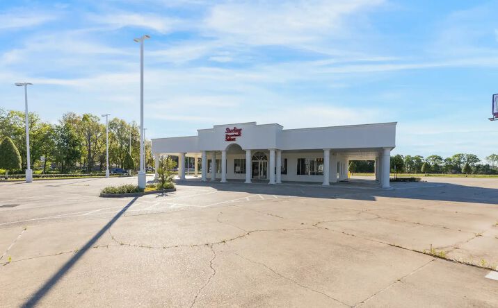 Pictures of Retail property located at 2611 Ambassador Caffery Pkwy, Lafayette, LA 70506 for sales - image #1