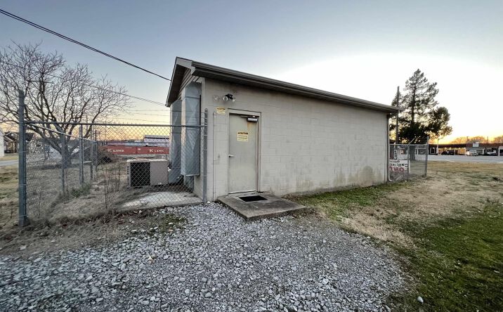 Pictures of Retail property located at 244 N LINCOLN Boulevard, Shawneetown, IL 62984 for sales - image #1