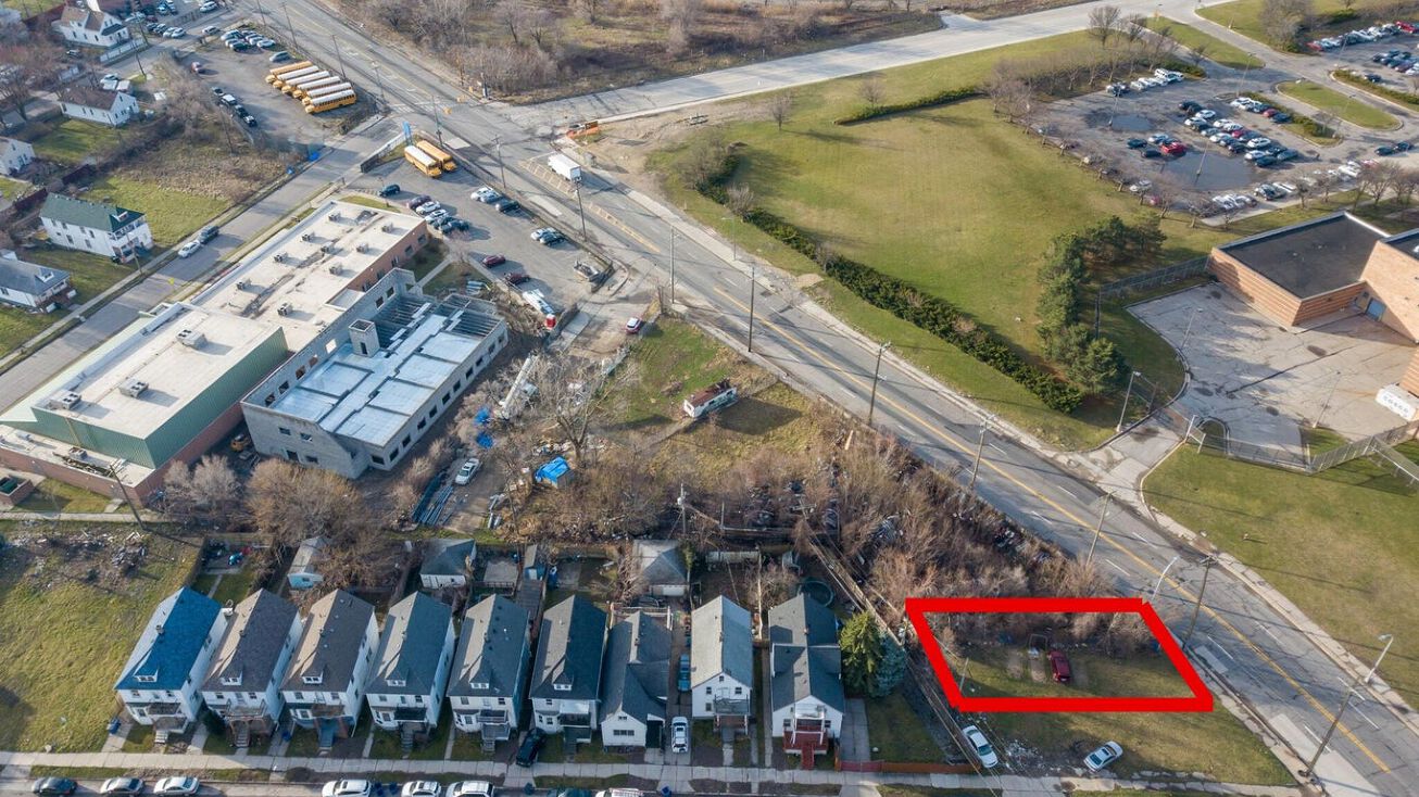 8396 Conant St, Hamtramck, MI 48211