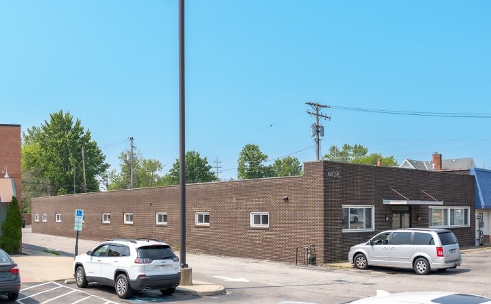 Pictures of Retail property located at 6028 Mayfield Rd, Mayfield Heights, OH 44124 for comps - image #1