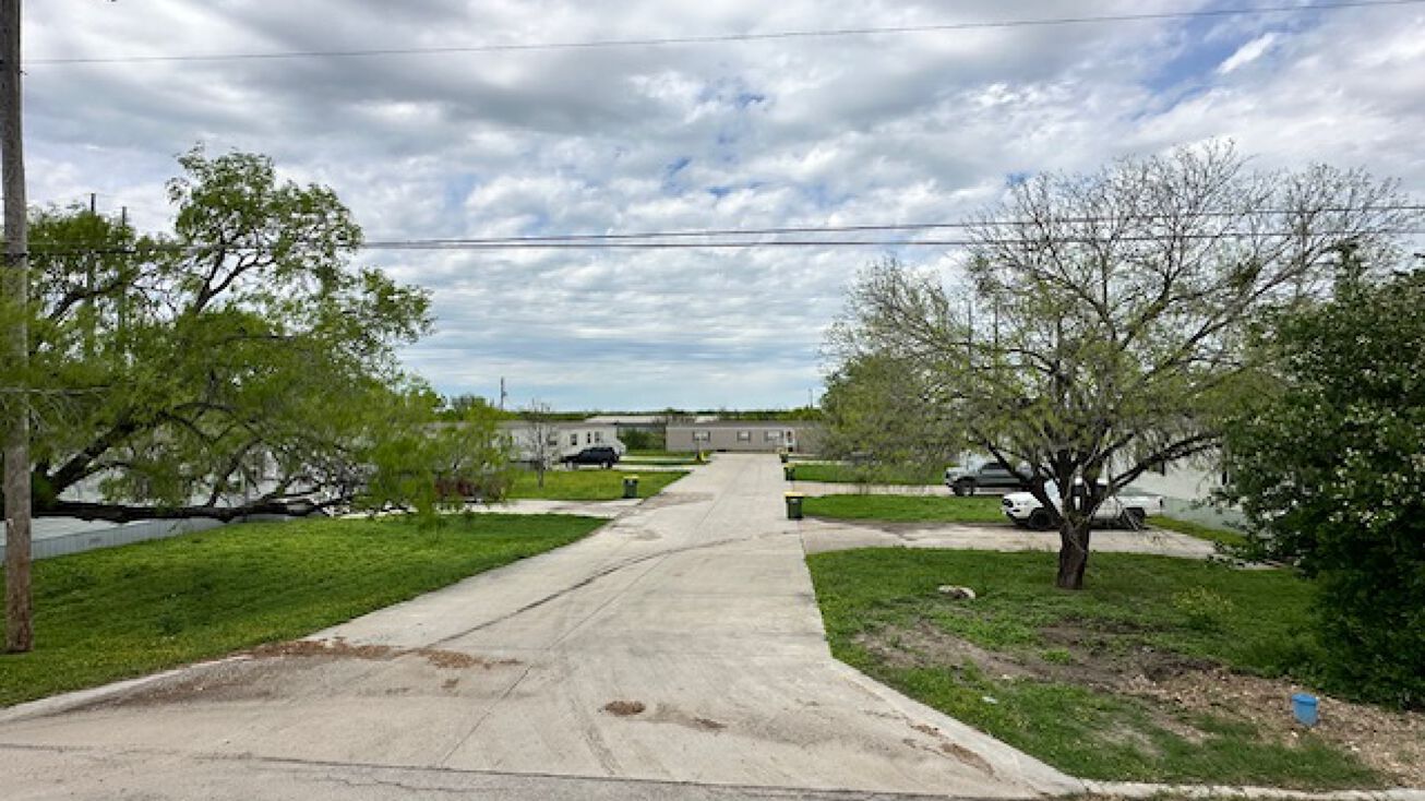 417 E Houston St, Kenedy, TX 78119