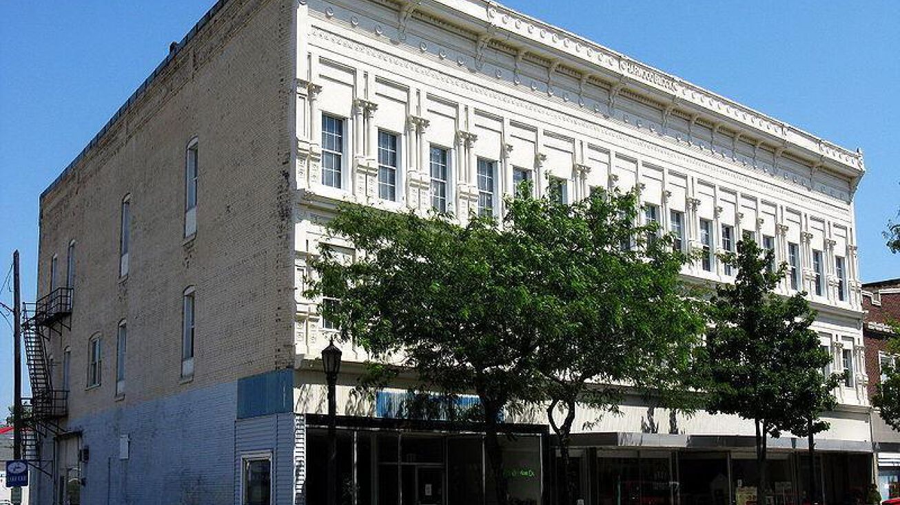 256 Main St, Conneaut, OH 44030