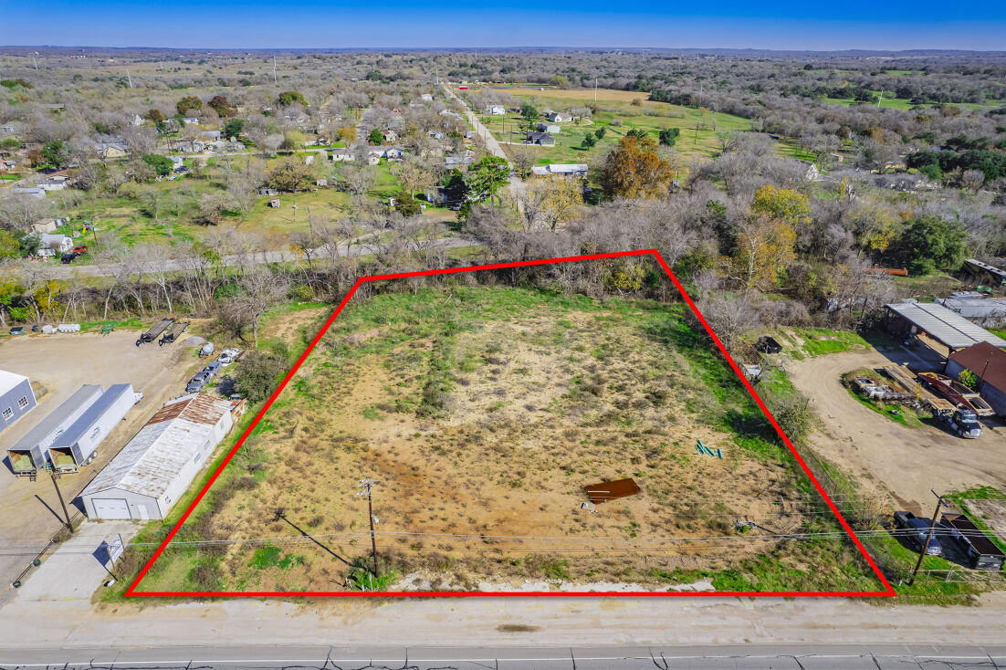 1561 E Pierce St, Luling, TX 78648