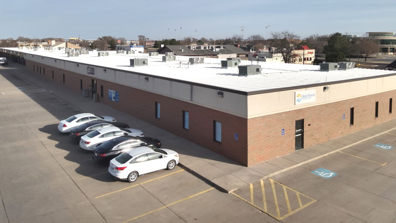 1710 Palace Dr, Garden City, KS 67846