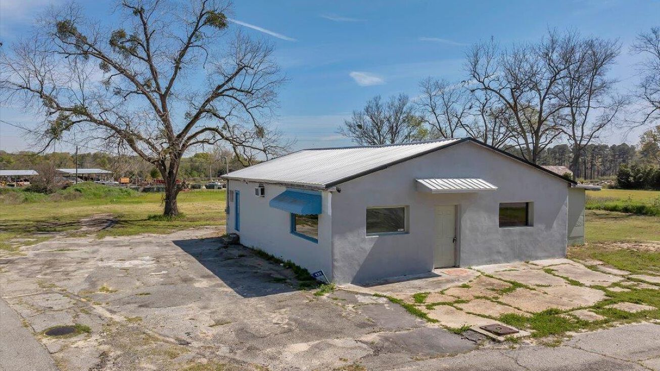 131 S Jackson St, Hawkinsville, GA 31036