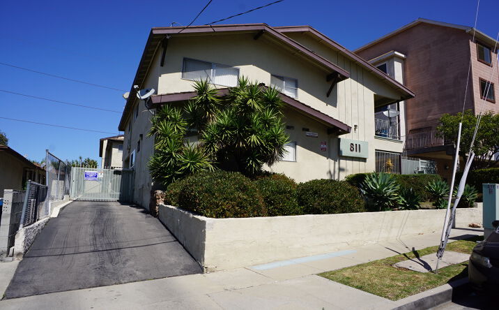Pictures of Multifamily property located at 811 Austin Avenue, Inglewood, CA 90302 for comps - image #1
