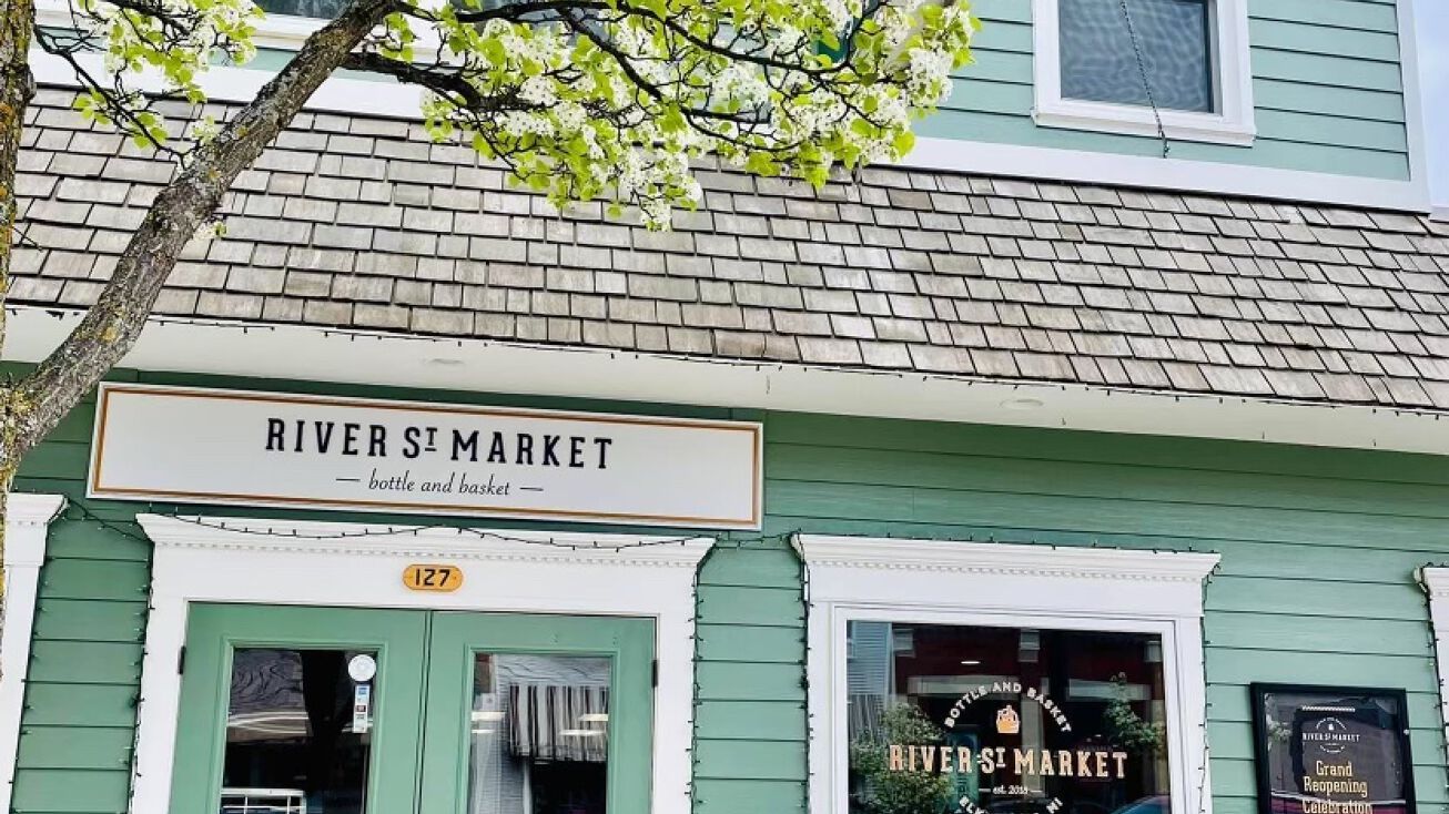 127 River St, Elk Rapids, MI 49629