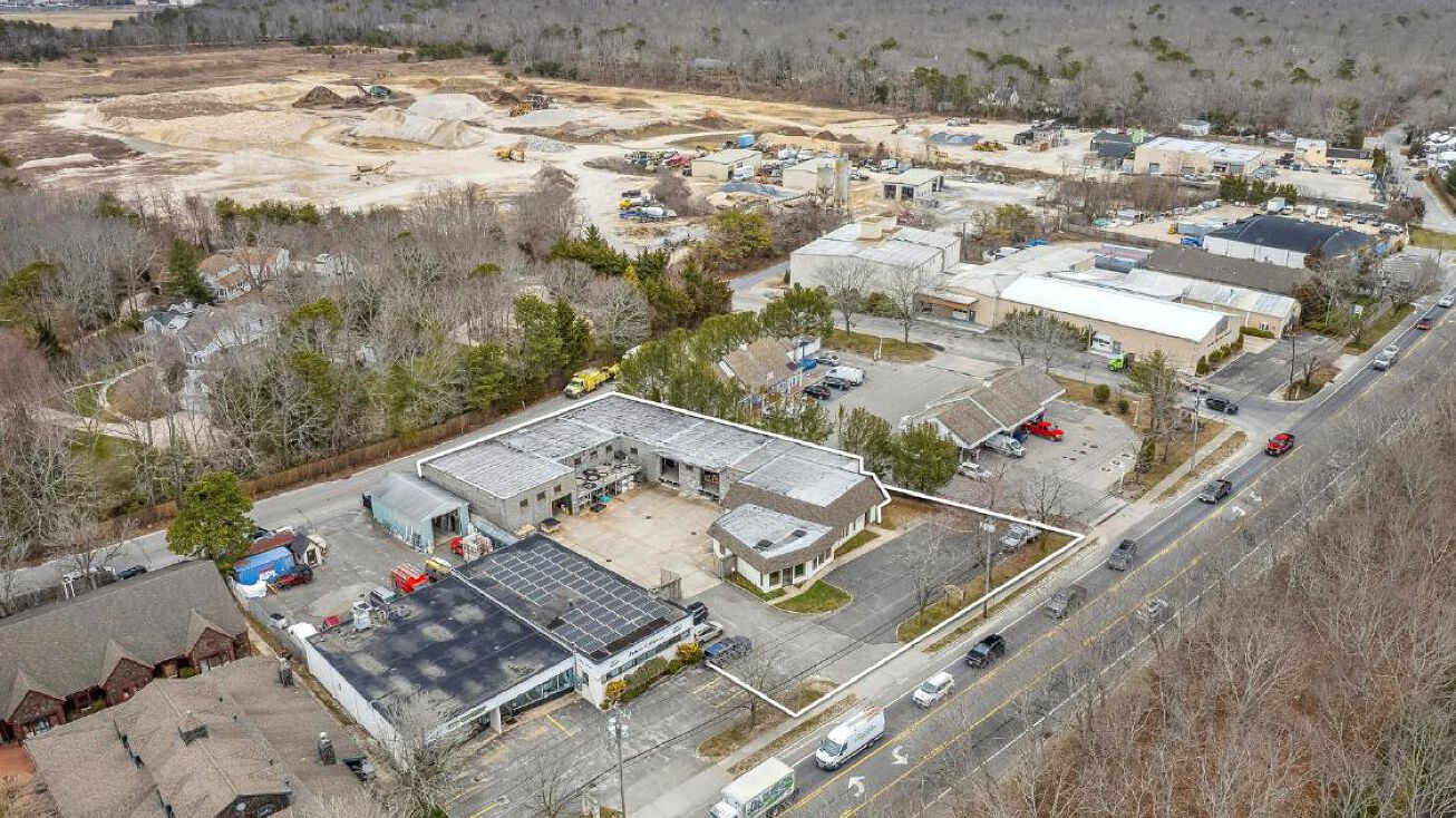 348 Montauk Hwy, Wainscott, NY 11975